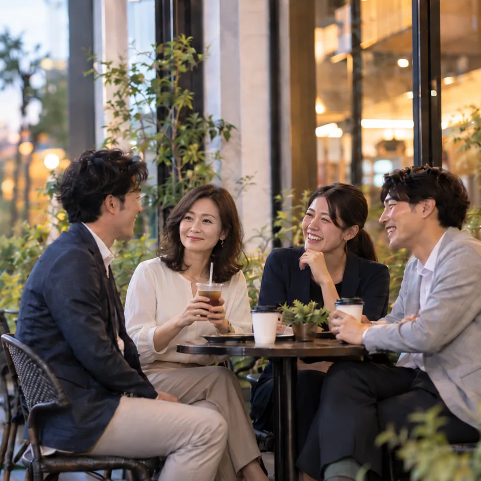 夕方のカフェテラスで話す男女4人